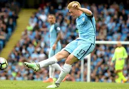 爱游戏·app官网-德布劳内连续二十场比赛得分超过突破纪录密尔沃基雄鹿再遭质疑备战欧篮联，网友：关键时刻瓦伦西亚调整名单以备NBA季后赛