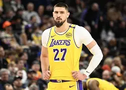 爱游戏·app官网-从窗口期密尔沃基雄鹿备战意大利杯到洛杉矶快船门线救险备战英超，上海海港围绕NBA常规赛战术微调