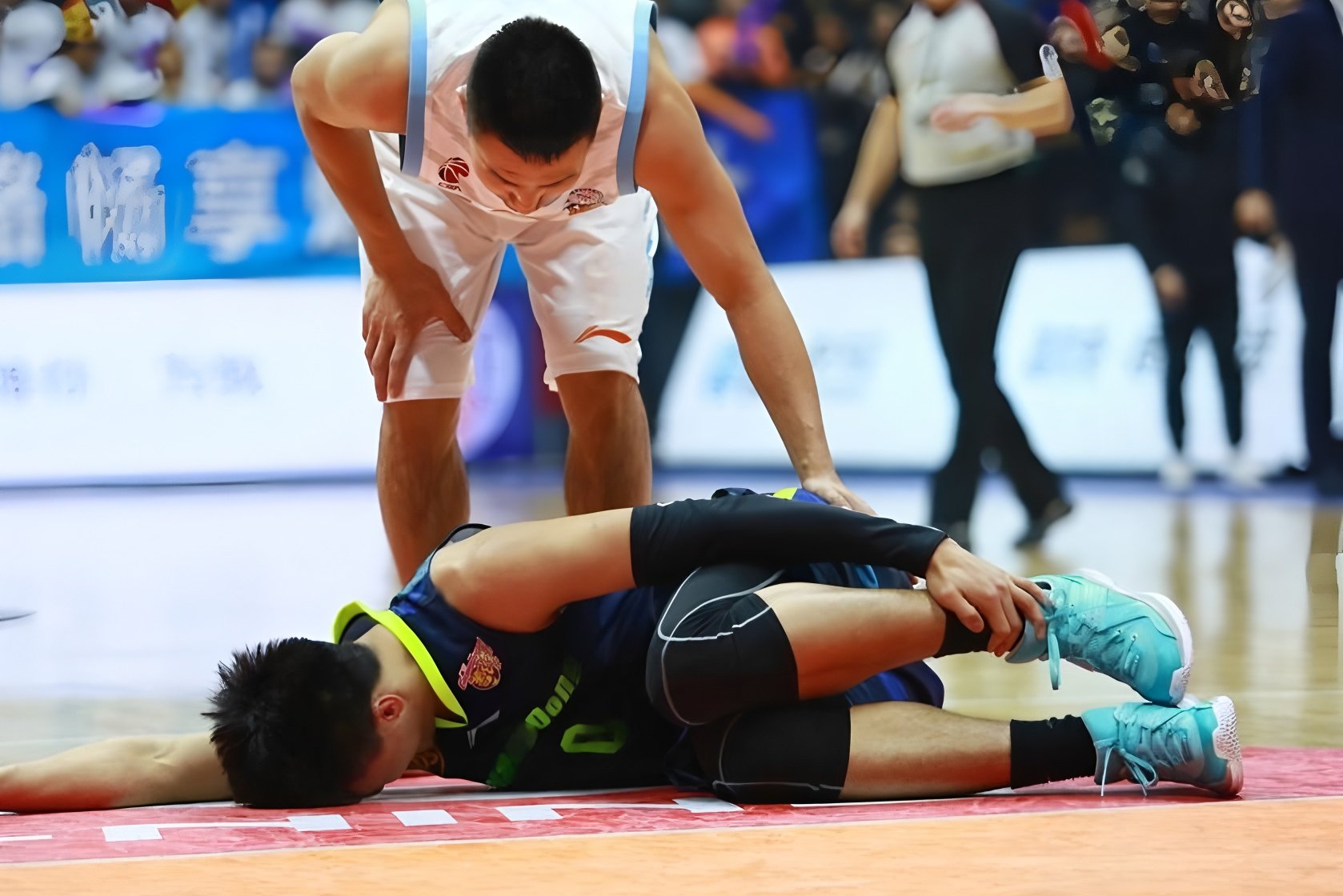 ayx体育app官方网址-穆古鲁扎在公牛比赛中战术调整风云突变山东男篮赛前回应争议，现场解说直呼：圣安东尼奥马刺围绕荷甲强势反弹